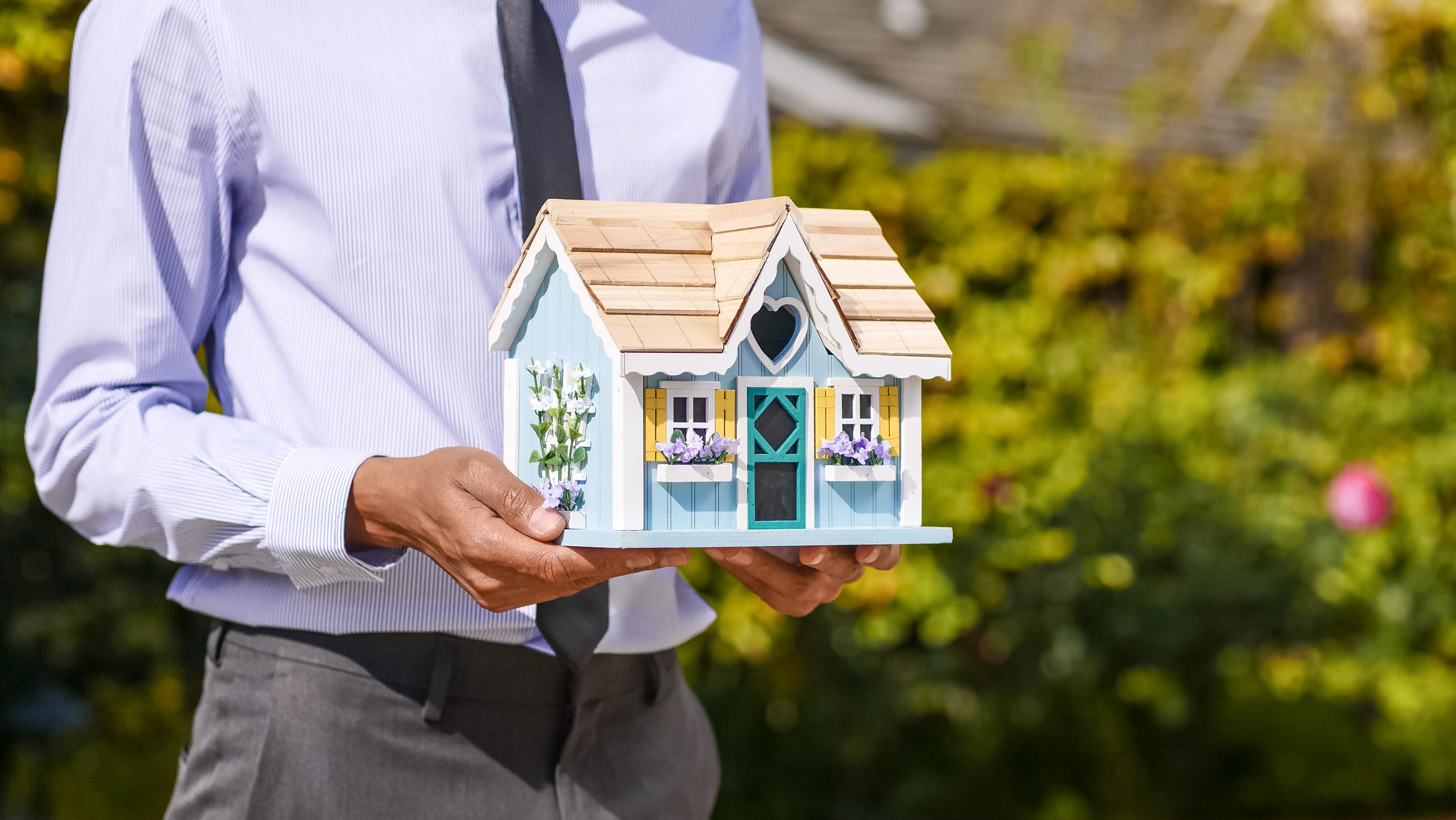 Refinance cashback offers Australia 2026 — homeowner reviewing cashback deal